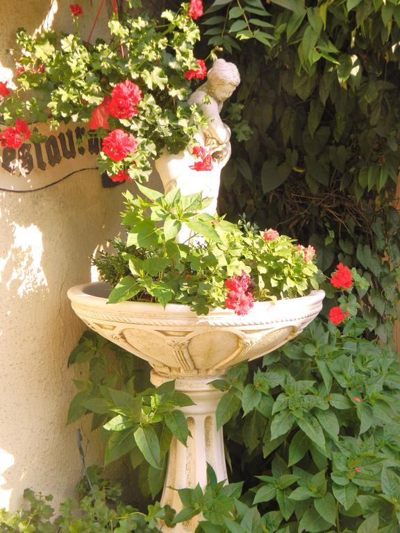 Hotel Restaurant Le Cygne Conches-en-Ouche Εξωτερικό φωτογραφία